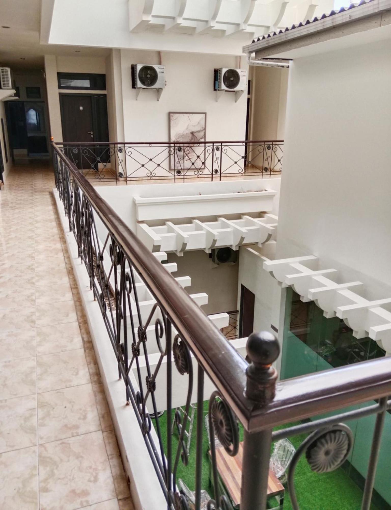 Andita Syariah Hotel Surabaya Exterior photo